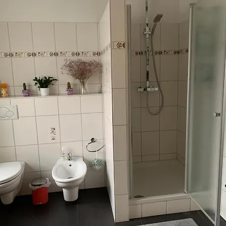 Guenstige Zimmer-unterkunft Mit Gemeinschaftsbad Apartament *