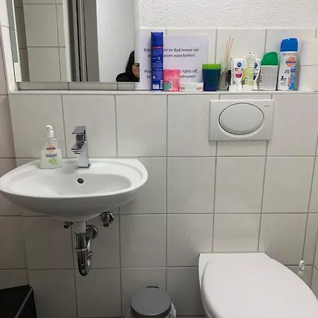 Guenstige Zimmer-unterkunft Mit Gemeinschaftsbad