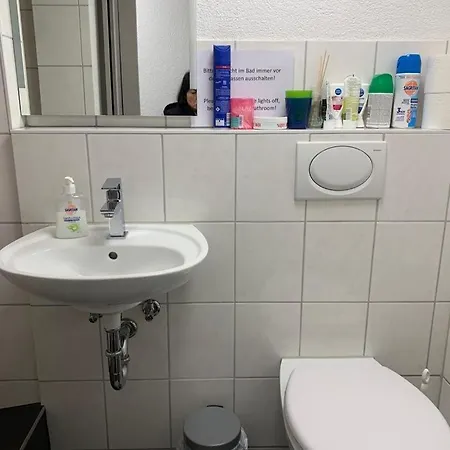 Apartament Guenstige Zimmer-unterkunft Mit Gemeinschaftsbad