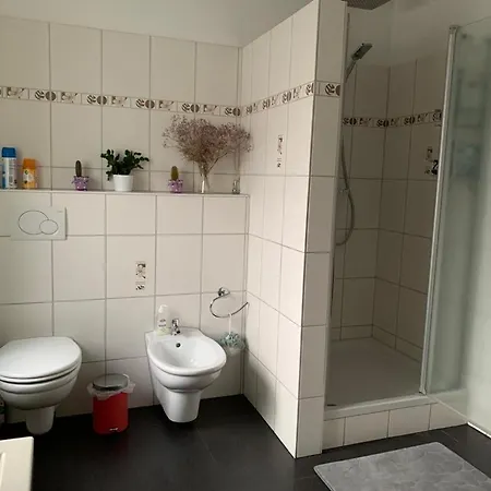 Guenstige Zimmer-unterkunft Mit Gemeinschaftsbad Apartament