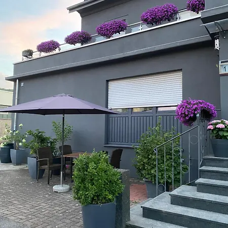 Guenstige Zimmer-unterkunft Mit Gemeinschaftsbad Apartament *